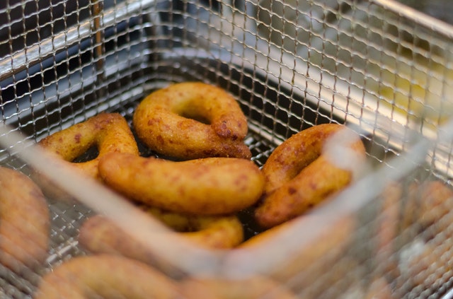 makanan yang baru selesai di goreng