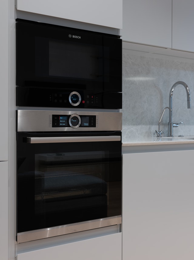 Oven listrik warna hitam di dapur