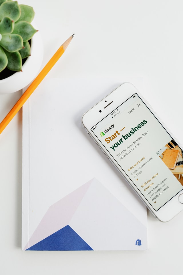 handphone yang sedang mengakses ecommerce